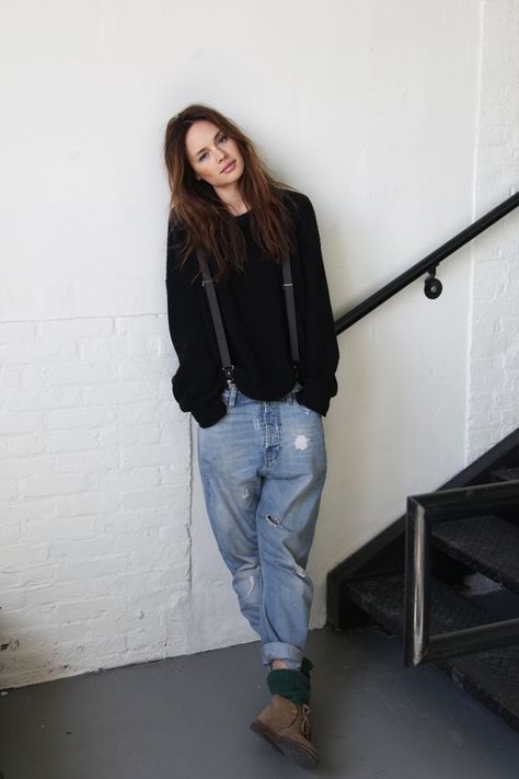 25 Ways to Style Baggy Jeans All Winter Long | StyleCaster Boyfriend Jeans Kombinieren, Free People Models, Suspenders Fashion, Mode Hippie, Boyfriend Jean, Looks Black, Outfit Trends, Ruby Rose, Mode Inspo