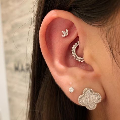 Amber Van-Schepdael on Instagram: “This combo together 😍😍 this lovely lady decided upon the tash rook and daith piercing featuring our small diamond Lotus and diamond Apsara…” Earring Combos, Aesthetic Piercings, Daith Piercings, Ear Peircings, Line Earrings, Daith Piercing Jewelry, Pretty Ear Piercings, Cool Ear Piercings, Maria Tash