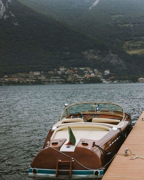 Sailing through the timeless beauty of Italy. Where will your journey take you? 🚤🇮🇹 #timelesselegance #italian #oldmoney La Dolce Vita Aesthetic, Dolce Vita Aesthetic, Old Money Tennis, Garda Lake, Italian Lifestyle, Como Wedding, Lake Como Wedding, Boat Life, Italy Aesthetic