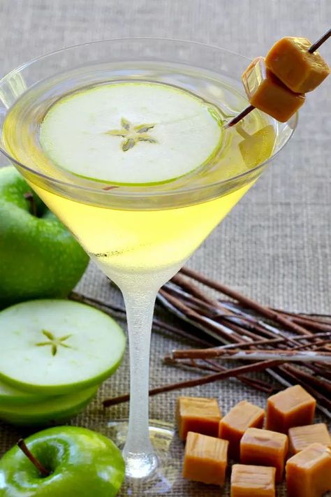 Caramel Apple Martini combines two of your favorite flavors into a magnificent cocktail. Sweet and satisfying! Apple Martini Recipe, Caramel Apple Martini, Caramel Vodka, Happy Hour Menu, Apple Martini, Martini Recipe, Homemade Syrup, Drink Bar, Martini Recipes