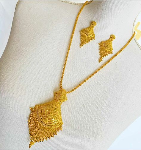 1 Tola Gold Set Designs, Pendal Set Design In Gold, Dubai Gold Jewellery Design Necklaces, Dubai Gold Chain Design For Women, Gold Bridal Necklace With Cut Dana For Festivals, Dubai Design Gold Necklace, Gold Set Design, Indian Gold Necklace Designs, Gold Souk Dubai Necklace