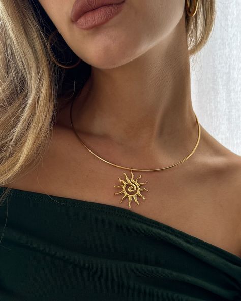 The sun on your skin ☀️ Sun Jewelry Aesthetic, Sun Gold Necklace, Necklace Layering Gold Sun, Gold Sun Necklace Aesthetic, Gold Sun-shaped Necklace For Gift, Girl House, Christmas Wishlist, Get Dressed, Collar