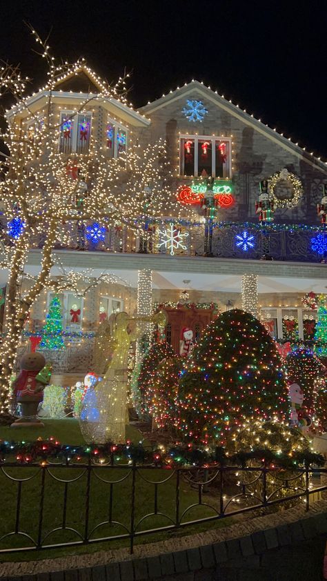 Holiday things to do NYC, Christmas lights NYC, Dyker Heights Holiday Christmas Lights Houses, Dyker Heights Christmas Lights, Brooklyn Christmas, Christmas Lights Vintage, Christmas Architecture, Christmas Lights Aesthetic, Xmas Photography, Fantasy Country, Winter Wonderland Card