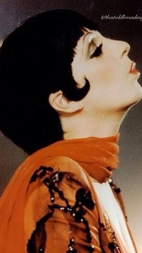 Liza Minnelli as Sally Bowles in the movie she won Oscar for, Cabaret (1972) Sally Bowles, Bob Fosse, Liza Minnelli, Orange Scarf, I Love Cinema, Judy Garland, Micellar Water, Iconic Women, Mellow Yellow