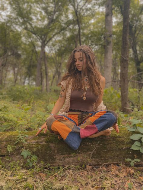 Hippie Instagram Pictures, Hippie Asethic Outfits, Hannah Drapinski, Hippie Mindset, Hippie Asethic, Soft Hippie Aesthetic, Alternative Senior Pictures, Hippie Senior Pictures, Hippie Photoshoot