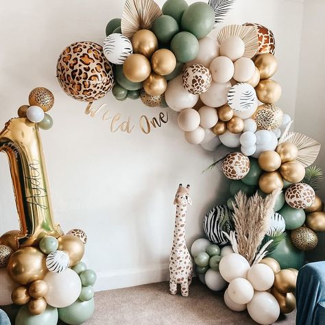 Camaiz Events on Instagram: “🐆🦍🦓W I L D O N E🦒🐘🐅 . I mean if you can’t go extra for your first birthday then when can you? And what better theme than this safari…” Jungle Safari Party Decorations, Safari Wild One, Forest Birthday Party, Animal Balloons, Gold Number Balloons, Jungle Decorations, Balloon Tower, Forest Birthday, Jungle Safari Party