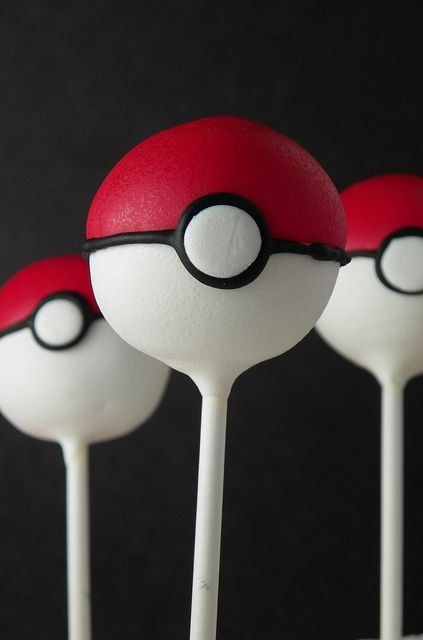 Pokeball Cake PopsFesta Pokemon !  ❥"Hobby&Decor" inspirações! | #festainfantil #festapokemon #pokemon ##decor Pokemon Ball Cake, Pokeball Cake Pops, Pokemon Cake Pops, Cake Pop Receita, Cake Pokemon, Pokeball Cake, Pokemon Birthday Cake, Cake Pop Designs, Cake Pop Decorating