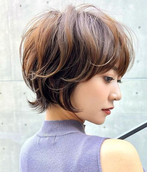 Bixie with Wispy Layers Haircut Ideas Brown Hair, Curling Thick Hair, Short Haircuts Ideas, Ideas Haircut, Stacked Haircuts, Chic Haircut, Hair Dye Ideas, Classic Haircut, Choppy Bob Haircuts