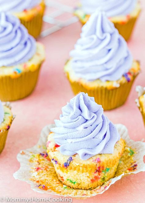 Eggless Vanilla Cupcakes, Egg Free Dessert Recipes, Egg Free Cupcakes, Funfetti Cupcake Recipe, Dairy Free Cupcakes, Egg Free Desserts, Egg Free Baking, Egg Free Cookies, Egg Cupcakes