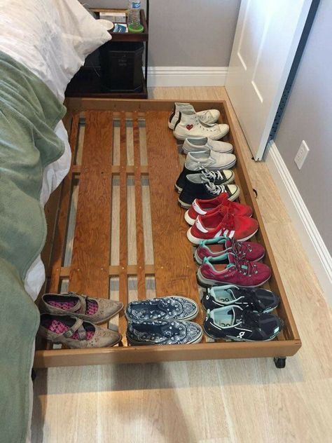 Rak Sepatu Diy, Old Closet Doors, Shoe Rack Design, Under Bed Shoe Storage, Koti Diy, Diy Shoe Rack, Bed In Closet Ideas, Diy Shoe, Bed In Closet