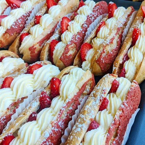 Cheesecake Dessert Ideas, Strawberry Eclairs, Cute Strawberry Cake, Strawberry Eclair, Raspberry Eclairs, Fancy Sweets, Eclairs Dessert, Patisserie Shop, Eclair Cake