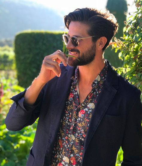 navy blazer with floral shirt Mens Suit With Floral Shirt, Floral Shirt Suit Men, Navy Blue Suit With Floral Shirt Men, Floral Shirt With Suit Men, Floral Shirt With Blazer Men, Floral Shirt Men Outfit, Suit With Floral Shirt, Floral Dress Shirt Men, Shetty Wedding