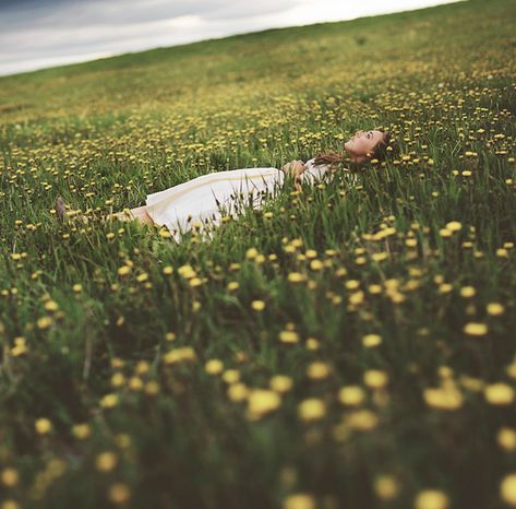 I love that somethin' about a girl in a beautiful sundress. It seems so natural. It reminds me of the older time women. I love it. Wait And Watch, Have Inspiration, The Meadows, Back To Nature, The Grass, Mellow Yellow, Pics Art, Flower Field, In The Middle