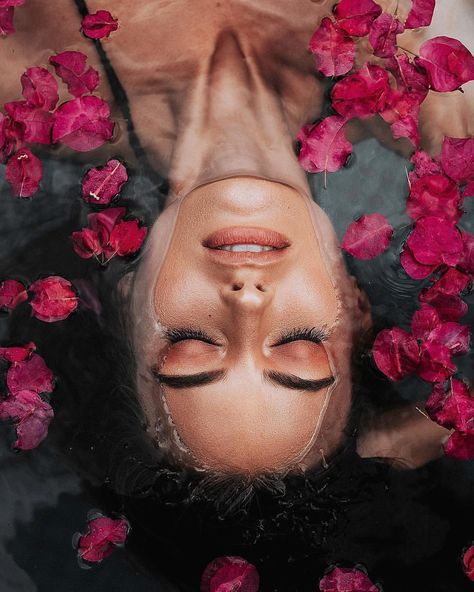 Girl flower petals makeup water floating portrait bathtub photography Milk Bath Photography, Bath Photography, Shotting Photo, Photographie Portrait Inspiration, בר מצווה, Foto Tips, Cutest Animals, Water Photography, Grunge Look