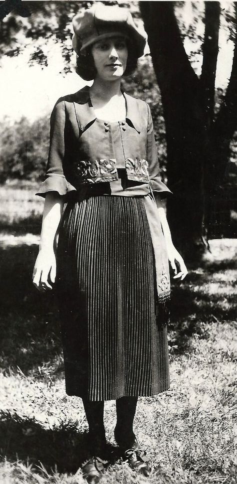 42 Cool Pics of Stylish Women From the 1920s 1920s Alternative Fashion, Everyday 1920s Fashion, 1920s Teen Fashion, 1920s American Fashion, 1910 Fashion Women Casual, 1920s Womens Fashion Casual, Late 1920s Fashion, 1920s Casual Fashion, Casual 1920s Outfit