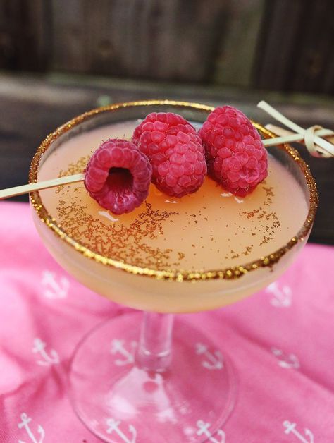 Golden Girl Grapefruit Cocktail Recipe with Edible Glitter #BFF #Sparkle #Shine #Glitter #Golden_Girl #Grapefruit #Cocktail #Recipe #Gold #Edible_Glitter Grapefruit Cocktail Recipes, Simple Cocktail, Grapefruit Cocktail, Gold Drinks, Night Recipes, Recipes For, Edible Gold, Pretty Drinks, Edible Glitter