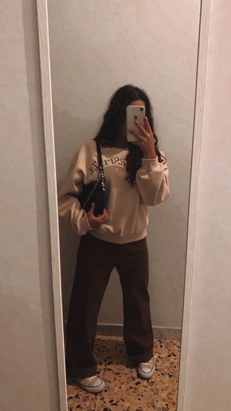 oversized beige sweatshirt and brown pants, beige converse and brown bag aesthetic Outfits With Brown Converse High Tops, Light Brown Hoodie Outfit, Beige Hoodie Outfit, Brown Converse High Tops, Brown Joggers Outfit, Brown Hoodie Outfit, Beige Converse, Converse Fits, Brown Pants Outfit