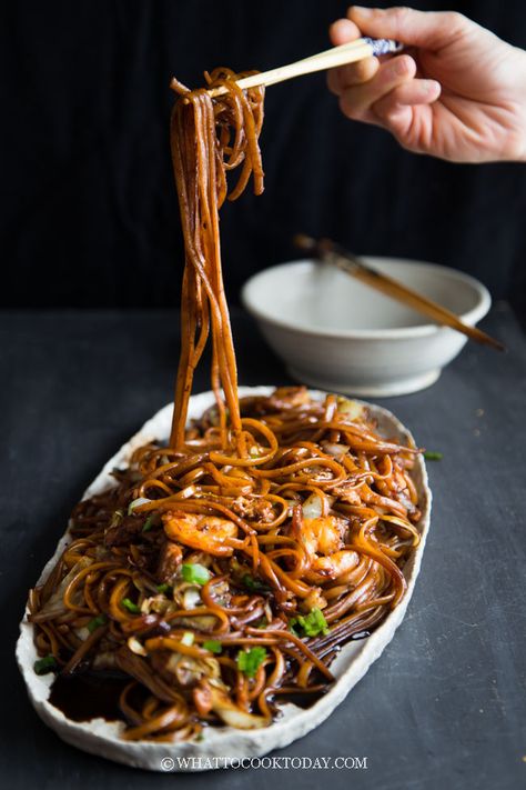 KL Fried Black Hokkien Mee (Easy and Healthier version). Thick round egg noodles are cooked in a flavorful dark sauce along with seafood and pork slices. A favorite by many in Malaysia and Southeast Asia. Hokkien Mee Malaysia, Hokkien Mee Recipe, Hokkien Noodles Recipe, Malaysian Noodles, Hokkien Noodles, Asian Noodle Dishes, Marion's Kitchen, Asian Noodle Recipes, Asian Noodle