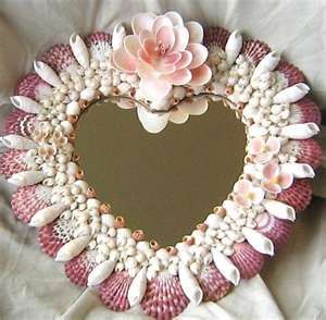 Heart Shaped Seashell craft Mirror - Ocean Blooms Now Seashells Projects, Seashell Mirrors, Seashell Decorations, Pretty Shells, Seashell Garland, Shell Mirrors, Seashell Flowers, Beachy Crafts, Shells Craft