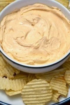 Spicy Sriracha Cream Cheese Dip Cream Cheese Chip Dip, Sour Cream Dip Recipes, Cheese Chip Dip, Cream Cheese Spread Recipes, Sour Cream Dip, Cream Cheese Dip, Spicy Dip, Low Carb Holiday, Cream Cheese Dips