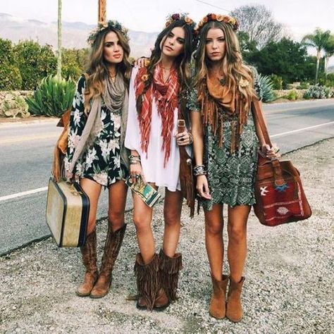 Fringe details are perfect for that bohemian style look! Stile Hippie Chic, Looks Hippie, Look Hippie Chic, Style Hippy, Hippie Mode, Moda Hippie, Look Boho Chic, Look Festival, Fest Outfits