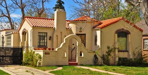 Spanish Mission Style Homes, Hacienda House, Colonial Revival Architecture, Mediterranean Exterior Homes, Luxury Mediterranean Homes, Mediterranean Homes Exterior, Mission Style Homes, Modern Mediterranean Homes, Spanish Mission