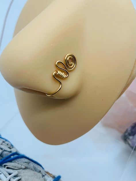 Spiral Nose Piercing, Nose Cuff Tutorial, Cool Nose Rings, Wire Nose Cuff, Spiral Nose Ring, Diy Nose Rings, Nose Ring Designs, Nose Cuffs, Spiral Goddess