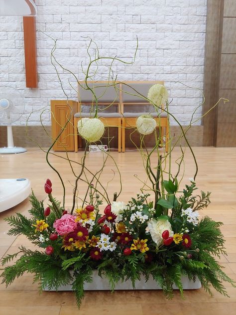 Easter Church Flowers, Contemporary Flower Arrangements, Birthday Flowers Bouquet, Spring Flower Arrangements, Altar Flowers, Large Flower Arrangements, Church Flower Arrangements, Fall Floral Arrangements, Creative Flower Arrangements