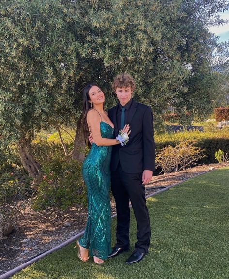 Emerald Green Prom Dress Couple, Green Prom Dress Couple, Green Mermaid Prom Dress, Color Duos, Hoco Poses, Prom Dress Green, Couple Prom, Emerald Green Prom Dress, Prom Suit