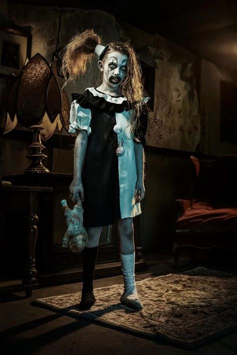 Terrifier 2's Pale Girl - Meet Art the Clown's Creepy New Friend! Horror Movie Costumes, Terrifier 2, Movie Character Costumes, Horror Halloween Costumes, Creepy Costumes, Clown Horror, Horror Costume, Scary Movie Characters, Scary Clown