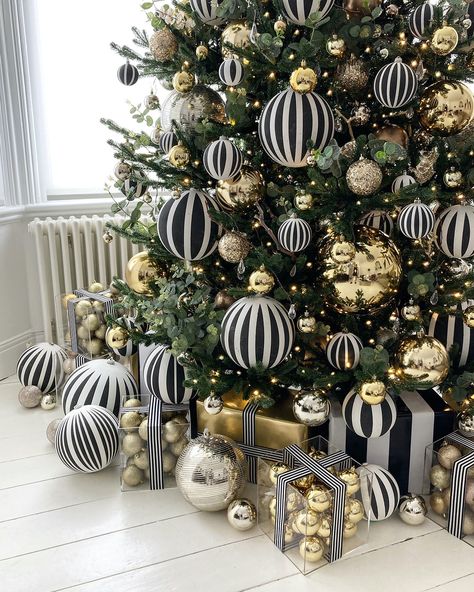 Black White And Gold Christmas, Black And White Ornaments, Black White Christmas Tree, Glamorous Christmas Tree, Black Christmas Tree Decorations, Green Christmas Tree Decorations, Black Christmas Decorations, Glam Christmas Decor, Tree Themes