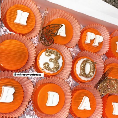 Orange Chocolate Covered Oreos, Decorated Chocolate Covered Oreos, Chocolate Covered Oreos Birthday, Puck Recipes, Cake Puck, Themed Chocolate Covered Oreos, Oreo Ideas, Cookie Monster Chocolate Covered Oreos, Chocolate Covered Desserts