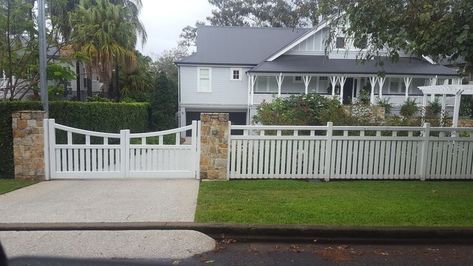 Fence Design Front Yard, Hamptons Entry, Classic Fence, Driveway Fence, Amazing Gates, Yard Gate, Garden Gate Design, Picket Fences, House Fence Design