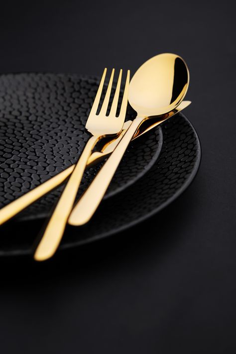 Gold Cutlery Aesthetic, Black Plates Gold Cutlery, Cutlery Aesthetic, Cutlery Photography, Black Charger Plates, Golden Cutlery, Luxury Cutlery, Black Cutlery, Black Charger