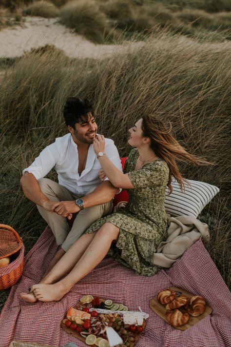 Types Of Dates, Coast Engagement Photos, Picnic Engagement Photos, Prenuptial Photoshoot, Picnic Photo Shoot, Picnic Photography, Picnic Photoshoot, Wedding Fotos, Picnic Engagement