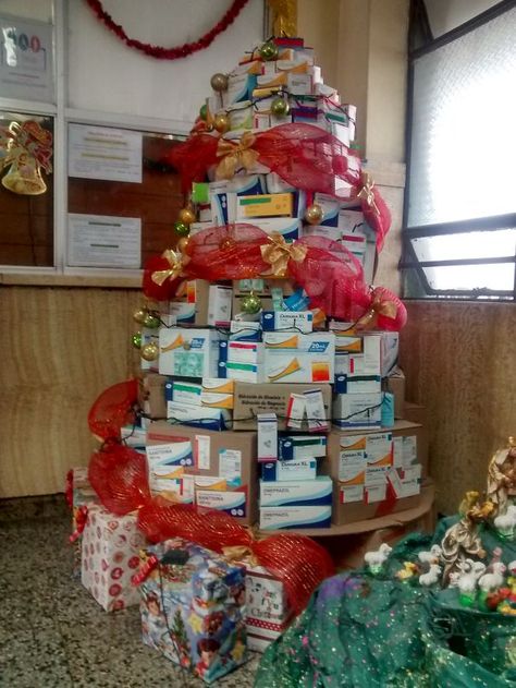 Medicaments Tree Healthcare Christmas Tree Ideas, Christmas Decor Ideas For Pharmacy, Nursing Themed Christmas Tree, Nurse Christmas Tree Ideas, Medical Theme Christmas Tree, Medical Office Christmas Tree, Medical Christmas Tree, Pharmacy Christmas Tree, Hospital Christmas Decor