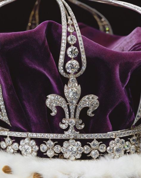 Crown Jewels Of England, Elizabeth Queen Of England, Elizabeth Queen, Queen Tiara, British Crown Jewels, The Crown Jewels, Queens Tiaras, Royal Crowns, Purple And Silver