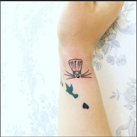 Simple Ratatouille tattoo Tiny Chef Tattoo, Childhood Memories Tattoo Ideas, Simple Chef Tattoo, Quick Tattoos Ideas Simple, Ratatouille Tattoo Ideas, Remy Tattoo Ratatouille, Ratatouille Tattoo, Cinema Tattoo, Culinary Tattoos