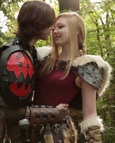 Beautiful and Sweet Couple Cosplay Hiccup And Astrid Cosplay, Hiccup And Astrid Costume, Pjo Halloween, Httyd Cosplay, Hiccup Costume, Astrid Cosplay, Dragon Hiccup, Halloween Constumes, Easy Couples Costumes