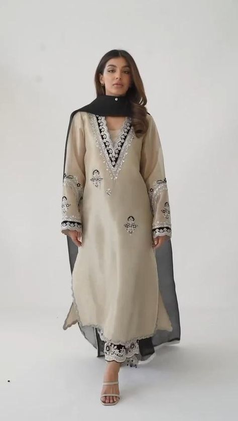 Beautiful collection in Dresses. Latest Suit Design, Suits For Women Indian, Suit Neck Designs, Maharani Designer Boutique, Punjabi Suits Designer Boutique, Velvet Dress Designs, Latest Dress Design, Photos Of People, Pakistani Fashion Casual