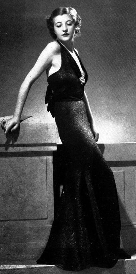 33 Gorgeous Photos Defined Evening Gowns of the 1930s 1930s Fashion Dresses, Vintage Fashion 1930s, Glamorous Evening Dresses, French Women Style, Wealthy Women, 30s Fashion, Vintage Everyday, Glamour Dress, 1930s Fashion