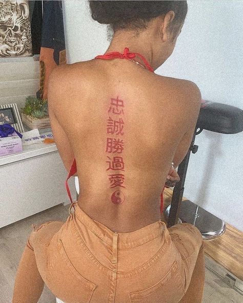 Red Spine Tattoos, Girl Neck Tattoos, Cute Hand Tattoos, Pretty Hand Tattoos, Neck Tattoos Women, Black Girls With Tattoos, Inspiration Tattoos, Spine Tattoos For Women, Tattoos Geometric