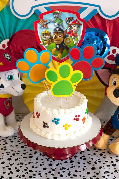 easy paw patrol cake | white single tier round with m&m paw prints and printable toppers Paw Patrol Smash Cake, Paw Patrol Party Cake, Paw Patrol Cake Ideas, Paw Patrol Party Decorations, Paw Patrol Party Ideas, 4de Verjaardag, Paw Patrol Birthday Theme, Paw Patrol Decorations, Paw Party