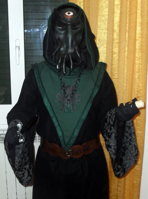 A Cthulu cultist Cthulhu Cultist, Halloween Costumes Women Creative, Costume Couples, Infant Halloween, Creative Costume, Best Halloween Costumes Ever, Lucca Comics, Halloween Creative, Best Friend Halloween Costumes