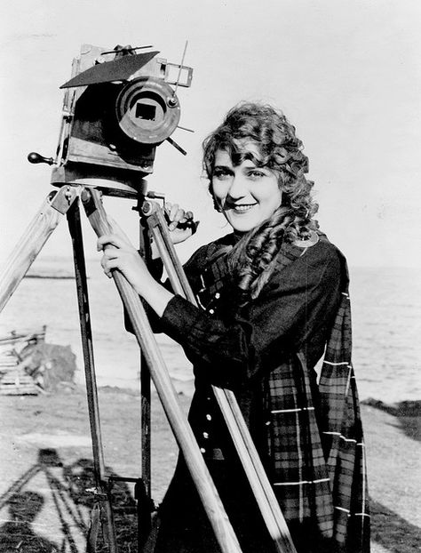 Mary Pickford, 1916  Look at the olden movie camera.  So neat! Lillian Gish, Harold Lloyd, Girls With Cameras, Mary Pickford, Popular Baby Names, Silent Film Stars, Louise Brooks, Old Photography, Katharine Hepburn