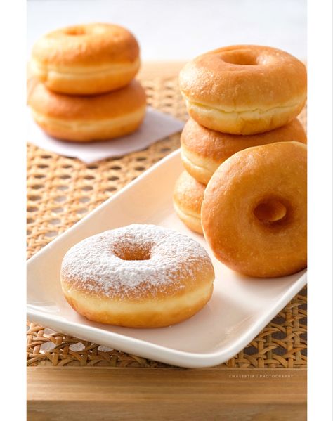 Donat bertabur gula putih Donut Photography Styling, Poster Donat, Foto Donat, Donut Photography, Food Catalog, Food Pic, Photography Styling, Cafe Menu, Sweet Savory