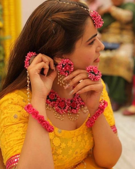 Prettiest Floral Jewellery Designs + Links To Purchase Them Online - Wedbook Haldi Jwellary For Bride, Haldi Girl, Haldi Pics, Haldi Photography Ideas, Jewelry For Haldi, Haldi Look For Bride, Haldi Poses For Bride, Haldi Poses, Haldi Photoshoot