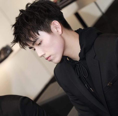 Asian Men Hairstyle Messy, Asian Fade Haircut, Hair Tips For Men, Boy Haircuts Long, Korean Men Hairstyle, Mens Haircuts Short Hair, Chen Feiyu, Asian Haircut, Mens Hair Colour