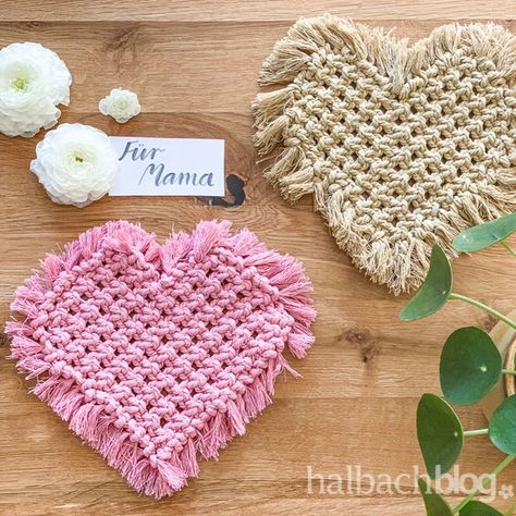 Halbachblog | Muttertag | Muttertagsidee | Valentinstag | Geschenk zu Muttertag | Für Mama | Makramee | Herz | Knoten | Knüpfen | Baumwollkordel Fur Mama, Crochet Home, Free Knitting, Knit Crochet, Winter Hats, Crochet Hats, Crochet Patterns, Knitting, Crochet