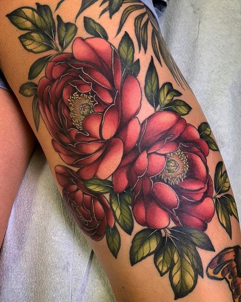 Neo Traditional Tattoos Flower Sleeve, Deep Red Flower Tattoo, Colorful Floral Shoulder Tattoo, Big Cover Up Tattoos For Women, Bright Tattoos For Women, Neotraditional Flower Tattoo, Quad Tattoo, Vintage Floral Tattoos, Flower Cover Up Tattoos